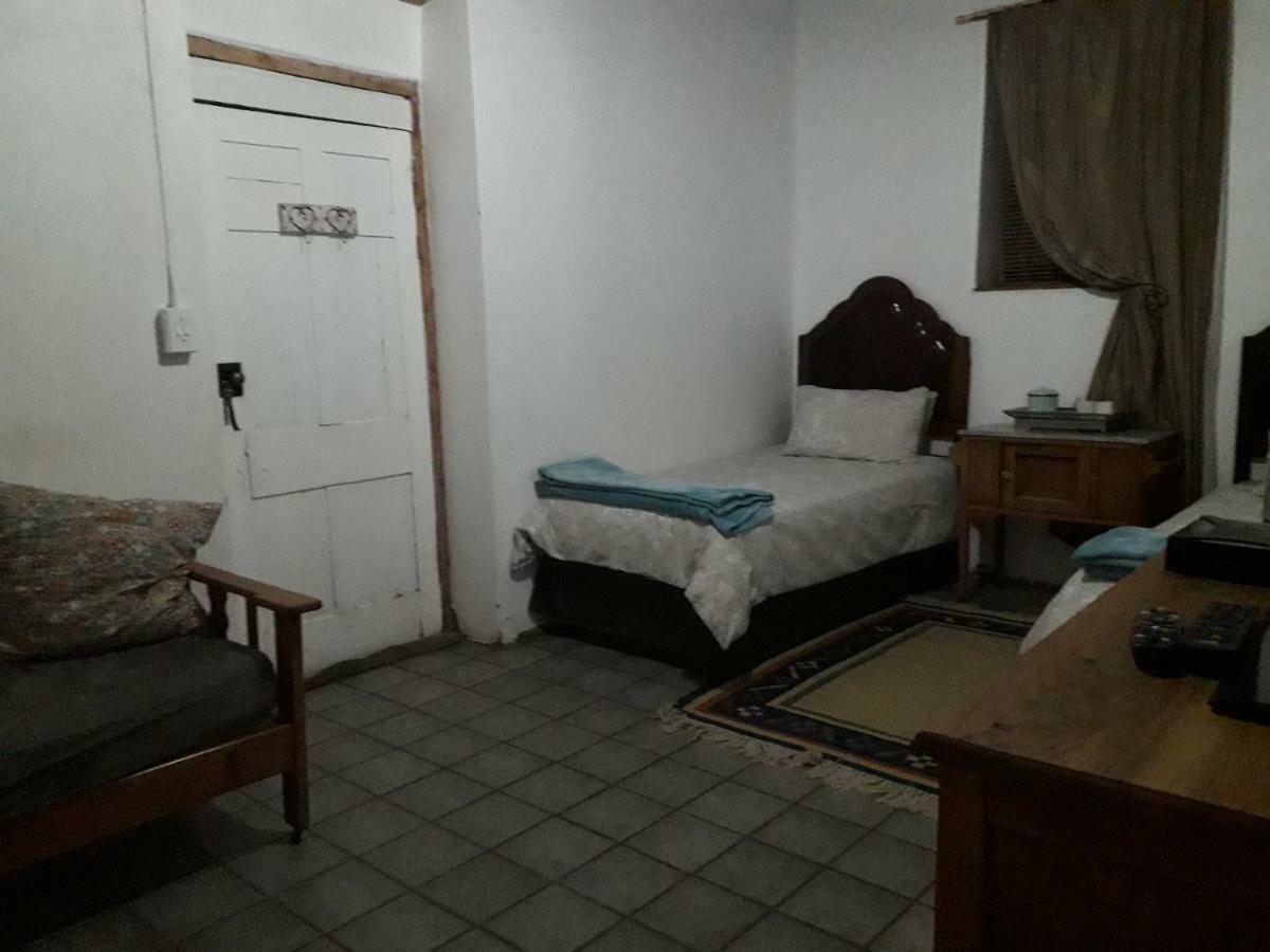 Calvinia Guesthouse Esterno foto